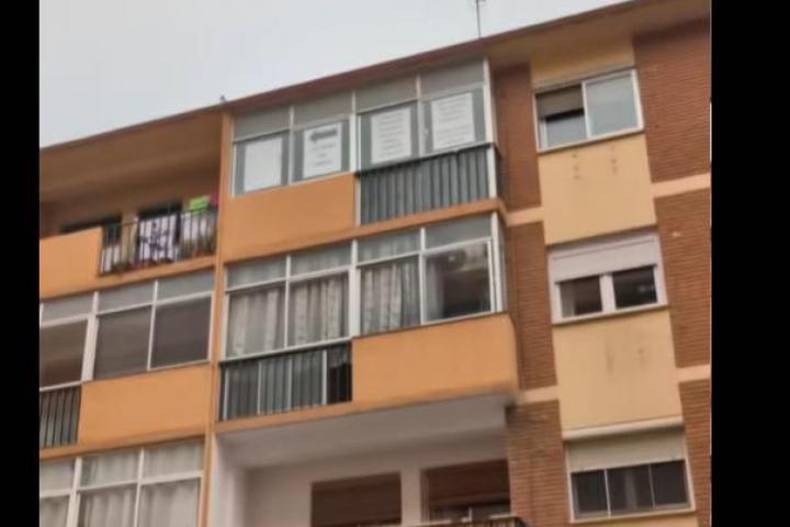 El vídeo de @irennevillalba con el cartel en un vecindario de Zaragoza.