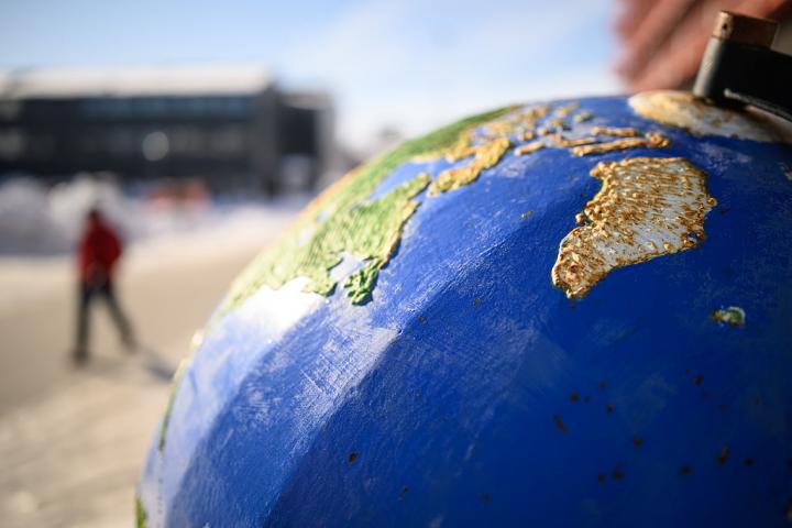 Groenlandia, en primer plano en un mapa mundi instalado en las calles de Nuuk, capital del territorio