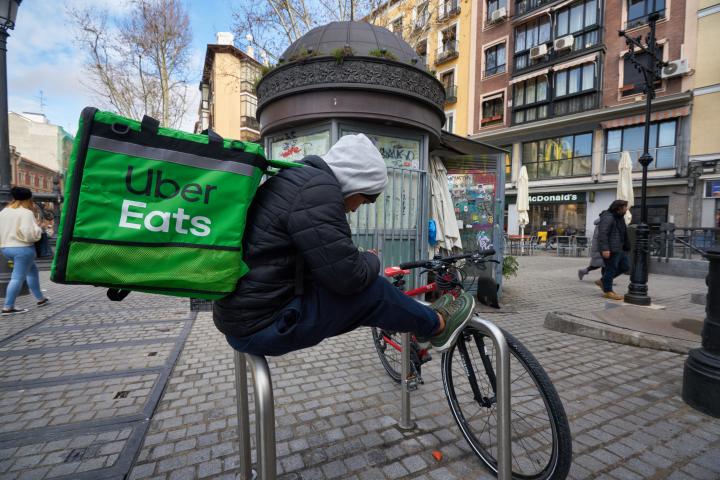 Imagen de archivo de un 'rider', un repartidor, de Uber Eats, descansado en Madrid.