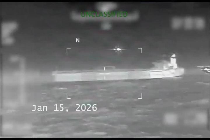 Imagen del petrolero capturado por EEUU en el Caribe, compartida por la secretaria de Seguridad de EEUU, Kristi Noem