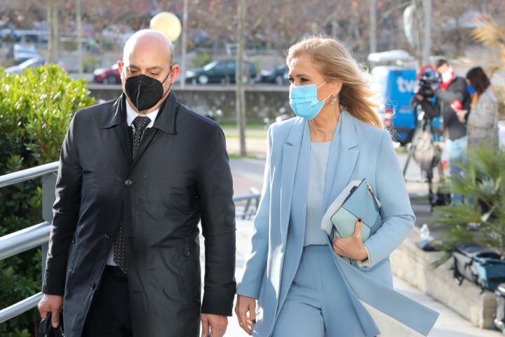 José Antonio Choclán, junto a Cristina Cifuentes a su llegada al juzgado en 2021