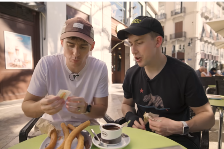 Josh y Ollie, dos influencers británicos, comiendo churros en Valencia.