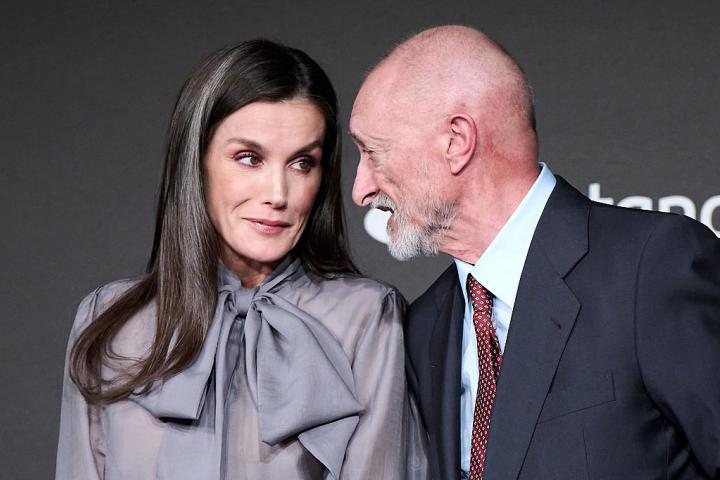 La reina Letizia y Arturo Pérez-Reverte.