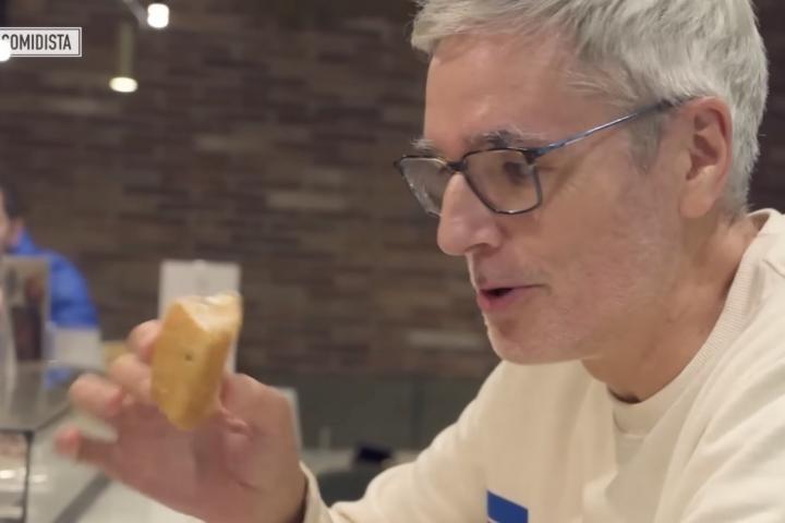 Mikel López Iturriaga, conocido como 'El Comidista', en el mercado de Antón Martín.