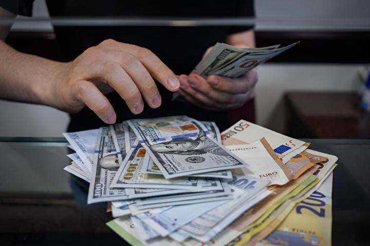 Un hombre contando dinero