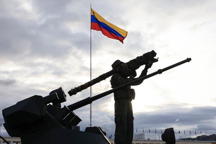 Un miembro de la Fuerza Armada Nacional Bolivariana (FANB) sostiene un lanzacohetes "Igla-S" durante una ceremonia militar, el 25 de noviembre de 2025 en Caracas.