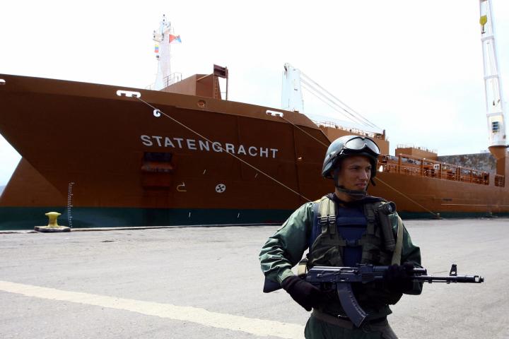 Un soldado del ejército venezolano, en el muelle de Puerto Cabello, después de tomar el control del puerto en el estado central de Carabobo, el 21 de marzo de 2009.