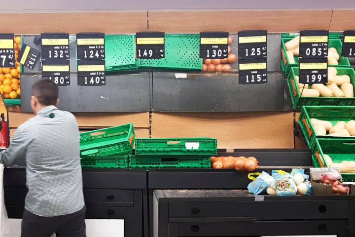 Un trabajador de Mercadona, en la sección de frutas y verduras del supermercado.