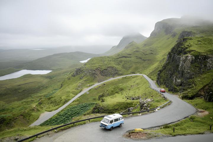 Una autocaravana subiendo por un monte escocés