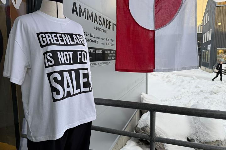 Una camiseta en una tienda de Nuuk, capital de Groenlandia, el 14 de enero de 2026, en la que se lee 'Greenland is not for sale' (Groenlandia no está a la venta).