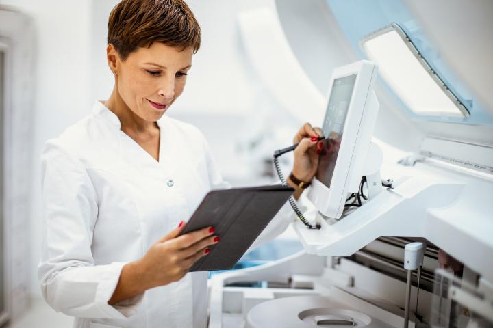 Una científica revisa los resultados de un estudio médico.