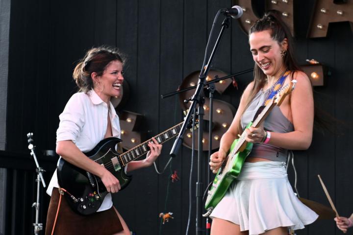 Carlotta Cosials y Ana Perrote, en un concierto de Hinds en el festival SXSW en marzo de 2024.
