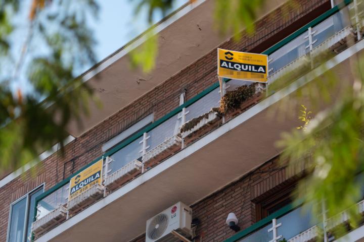 Cartel de alquiler en un edificio de viviendas, el 27 de octubre de 2021 en Madrid.