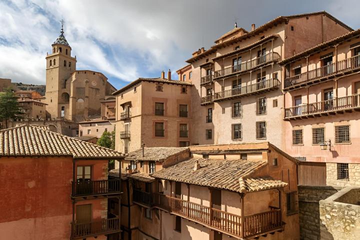 Edificios históricos en el pueblo medieval de Albarracín, provincia de Teruel, Aragón