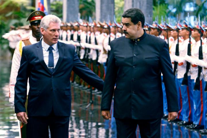El presidente de Cuba, Miguel Díaz-Canel, recibe a su homólogo venezolano, Nicolás Maduro, el 21 de abril de 2018, en La Habana.