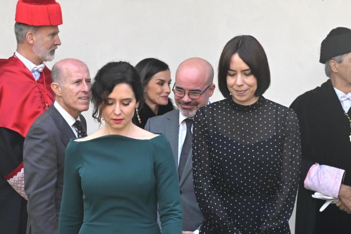 Imagen de archivo de la presidenta de la Comunidad de Madrid, Isabel Díaz Ayuso, y la ministra de Ciencia y Universidades, Diana Morant; en primer plano.