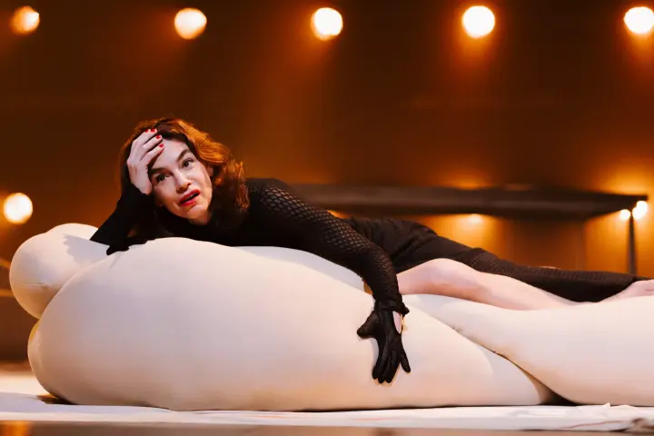 Isabelle Stoffel como Amélie Nothomb en 'Una Forma de Vida'
