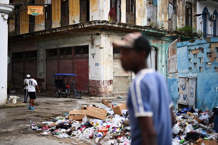 La vida cotidiana en el Malecón habanero, en mitad de la crisis económica, el 6 de noviembre de 2025.