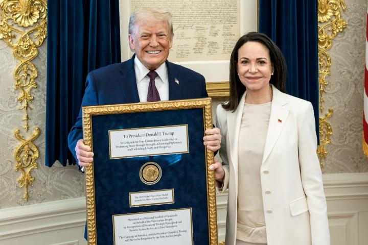 María Corina Machado entrega el Nobel de la Paz a Donald Trump.
