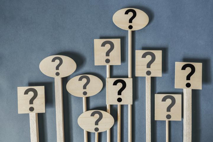 Primer plano de un símbolo de signo de interrogación, Ideas para resolver problemas, Preguntas que necesitan respuestas, La idea del problema que desea resolver