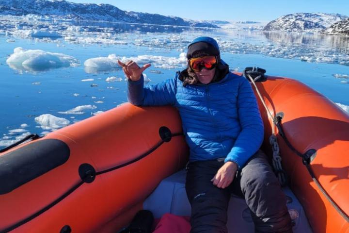 Ramón Larramendi, en un barco en Groenlandia.