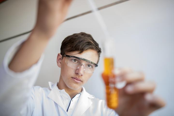 Un joven realizando un experimento científico.