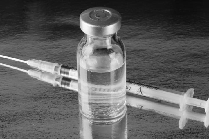 Un vial de vacuna y una jeringuilla.