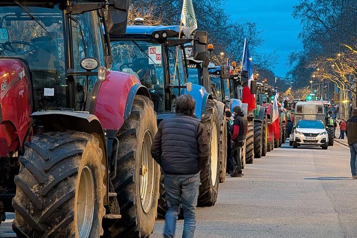 Una fila de tractores durante una movilización de agricultores en Francia.