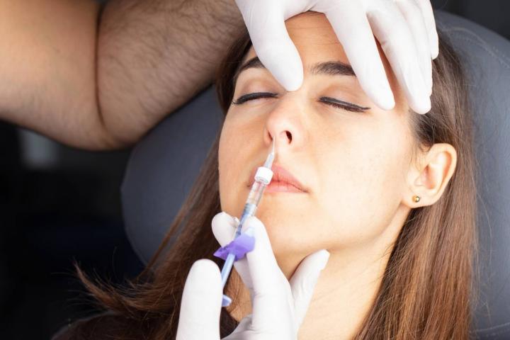 Una mujer acude a una clínica a retocar su nariz.