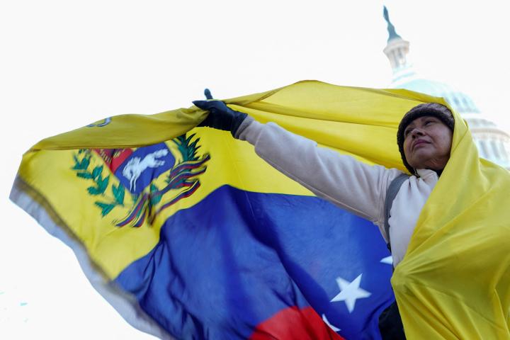Una mujer sostiene una bandera venezolana frente al Capitolio de EEUU, durante la reunión de la líder opositora venezolana María Corina Machado con senadores, el 15 de enero de 2026.