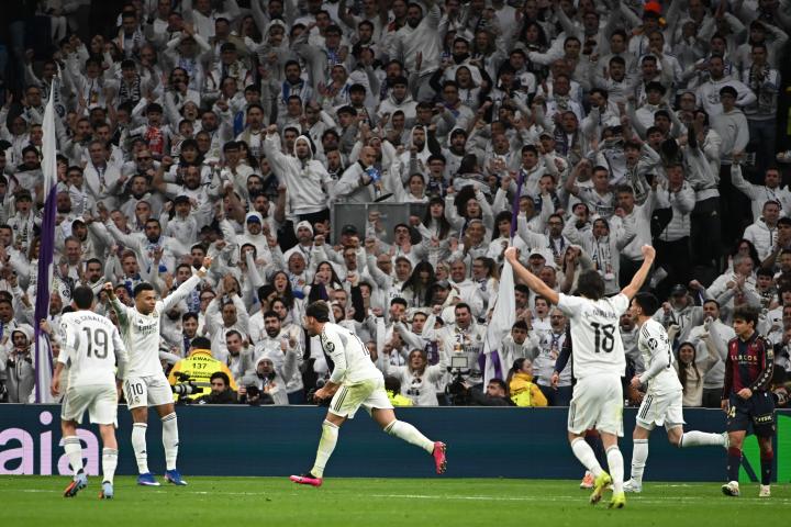 El jugador del Real Madrid Kylian Mbappé (2d) celebra su gol de penalti contra el Levante, durante el partido de LaLiga EA Sports disputado contra el Levante UD este sábado en el estadio Santiago Bernabéu de Madrid.