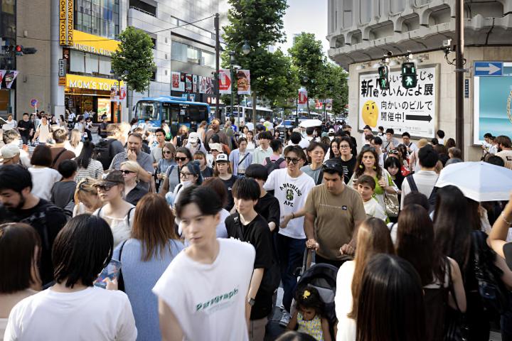 Grandes multitudes de turistas y locales cruzan la calle en el distrito de Shibuya, en Tokio