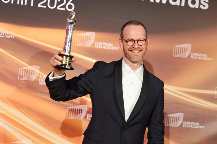 Joachim Trier posa después de ganar el Premio al Director Europeo por la película "Sentimental Value"