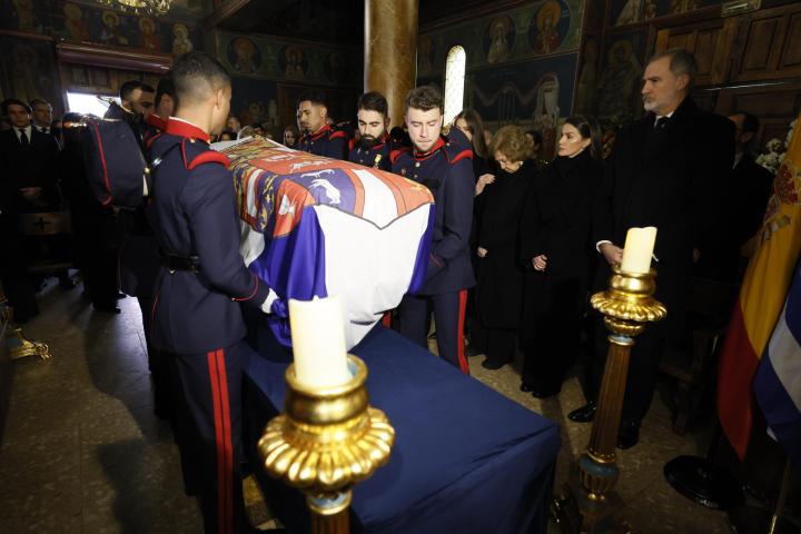 MADRID, 17/01/2026.- La reina emérita Sofía, junto a los reyes Felipe VI y Letizia, la Princesa de Asturias y la infanta Sofía, en la catedral ortodoxa griega de San Andrés y San Demetrio de Madrid donde este sábado se celebra un responso en memoria de la princesa Irene de Grecia, fallecida el jueves en Madrid a los 83 años. EFE/Ballesteros POOL