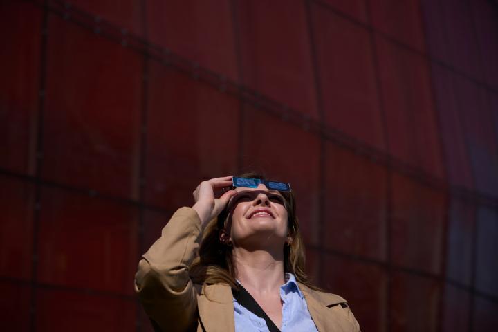 Mujer observando eclipse.