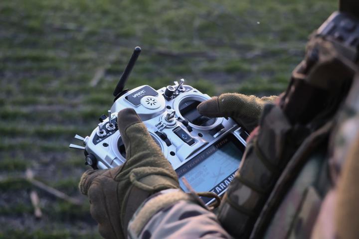 Soldado controlando un drone.