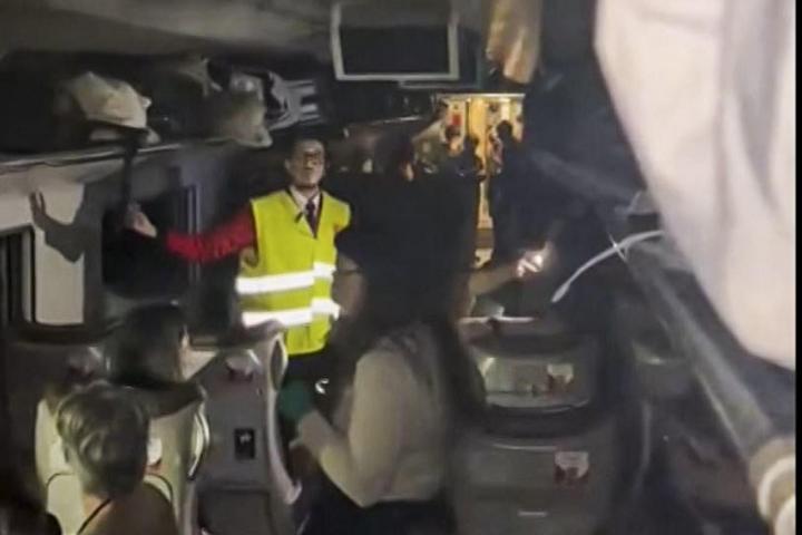 CÓRDOBA, 18/01/2026.- Imagen de varios pasajeros en un vagón de uno de los trenes siniestrados en Adamuz (Córdoba). Al menos cinco personas han muerto y varias han resultado heridas al descarrillar dos trenes de alta velocidad en el término de Adamuz (Córdoba). Además varias personas se encuentran atrapadas tras el descarrilamiento, según han informado a EFE fuentes del servicio de Emergencias 112 de Andalucía, que ha movilizado a los bomberos, los sanitarios y a la Guardia Civil. EFE/IMÁGENES FACILITADAS POR ADRI VÉLEZ EN LA RED SOCIAL X -SOLO USO EDITORIAL/SOLO DISPONIBLE PARA ILUSTRAR LA NOTICIA QUE ACOMPAÑA (CRÉDITO OBLIGATORIO)-