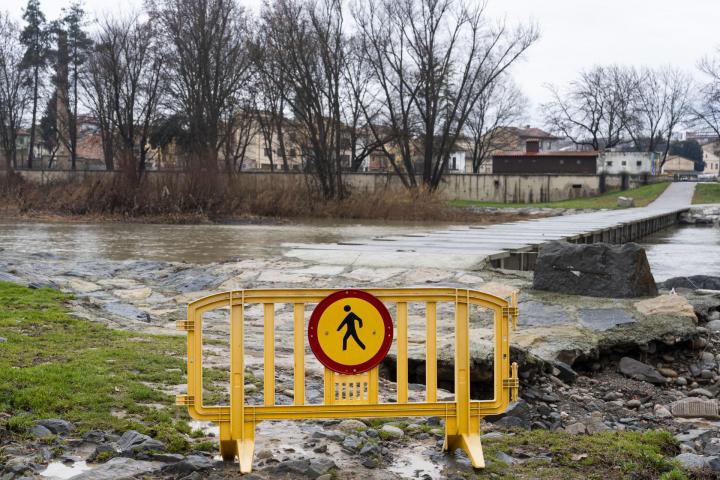MANLLEU (BARCELONA), 18/01/2026.- Caudal del río Ter a su paso por Manlleu, este domingo. EFE/Siu Wu