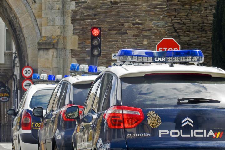 Coches de policía con carteles en idioma español. Lugo ciudad, Galicia, España