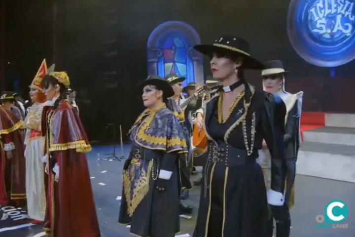 Gritos de 'Moreno, dimisión', durante el Carnaval de Cádiz.