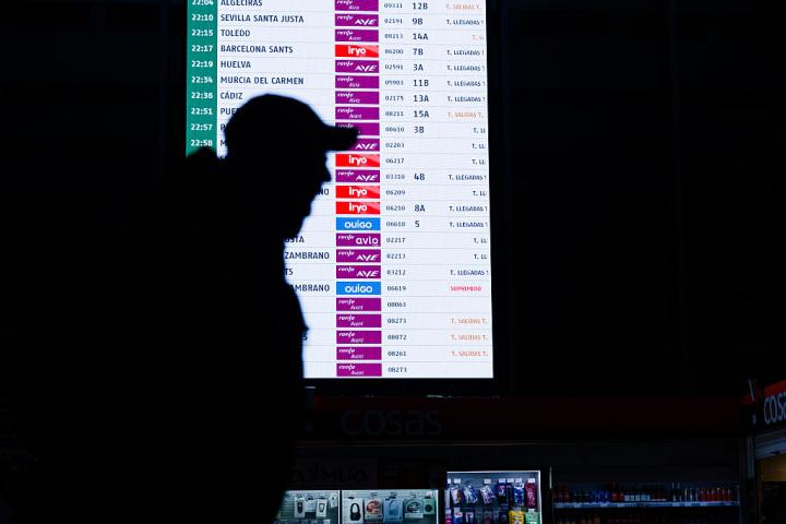 Paneles en Atocha con avisos sobre trenes tras quedar suspendida la circulación ferroviara entre Madrid y Andalucía por el descarrilamiento de Adamuz.