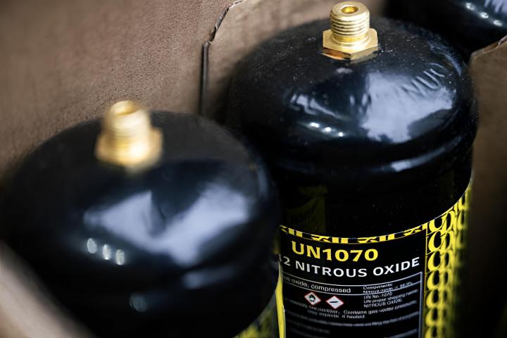 Varias botellas de óxido nitroso dispuestas en una caja