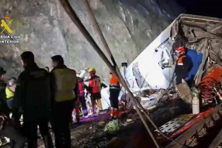 Agentes de la Guardia Civil y cuerpos de rescate en el accidente de Adamuz (Córdoba) provocado el descarrilamiento de un tren de alta velocidad que ha chocado contra otro que circulaba por la vía contigua.