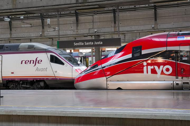 Dos trenes de alta velocidad, en la estación de Santa Justa de Sevilla.