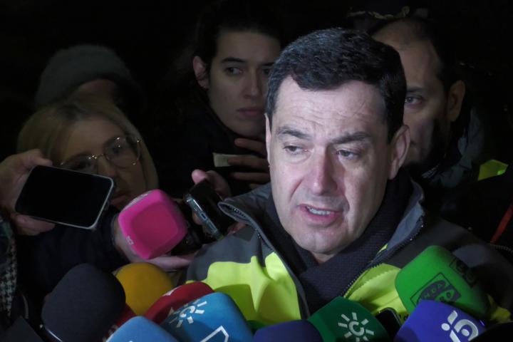 El presidente de la comunidad autónoma de Andalucía, Juan Manuel Moreno, habla con periodistas este domingo, en Adamuz, Córdoba, (España).