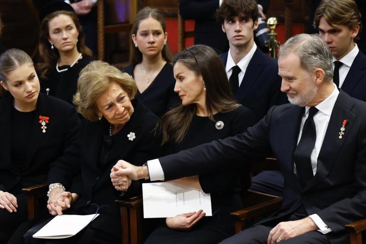 Felipe VI coge la mano de la reina Sofía para consolarla junto a Letizia, la princesa Leonor y los Urdangarin en el funeral de Irene de Grecia