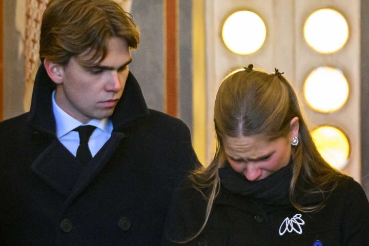 Irene Urdangarin llorando junto a su hermano Miguel Urdangarin en el entierro de Irene de Grecia en Tatoi