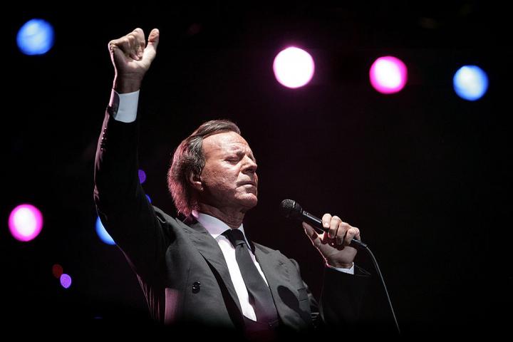 Julio Iglesias en un concierto en Ciudad del Cabo, Sudáfrica, en 2008.