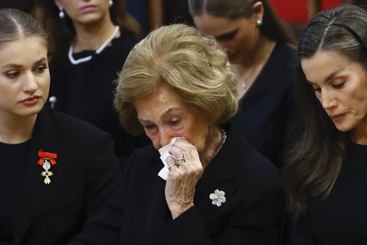 La princesa Leonor, la reina Sofía muy afectada y la reina Letizia en el funeral de Irene de Grecia en Atenas
