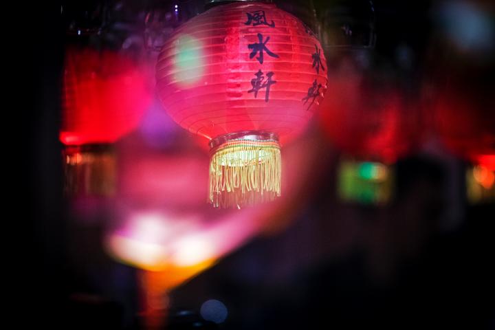 Las luces de un restaurante chino.